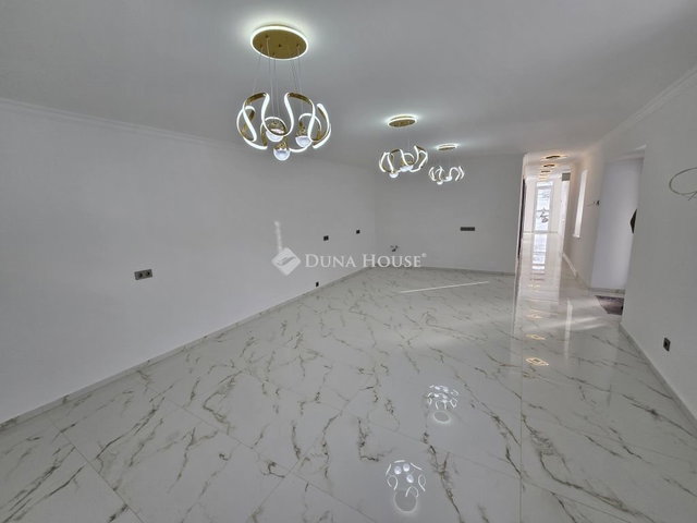 Eladó családi ház, Lajoskomáromban 53.5 M Ft, 4 szobás