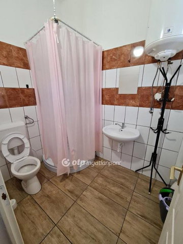 Eladó családi ház, Pápán 249 M Ft, 9+11 szobás