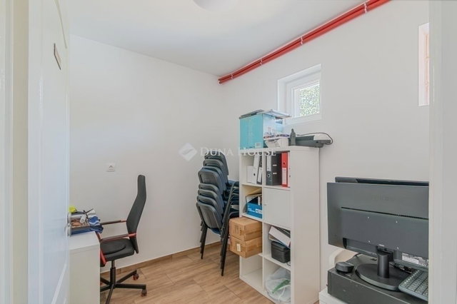 Eladó családi ház, Vecsésen 144 M Ft, 5+1 szobás