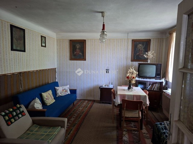 Eladó családi ház, Pázmándon 31.7 M Ft, 2 szobás