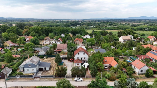 Eladó családi ház, Csörögön 99.99 M Ft, 4+1 szobás