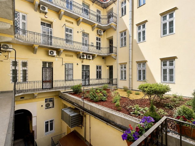 Eladó téglalakás, Budapesten, VI. kerületben 66.5 M Ft, 1 szobás
