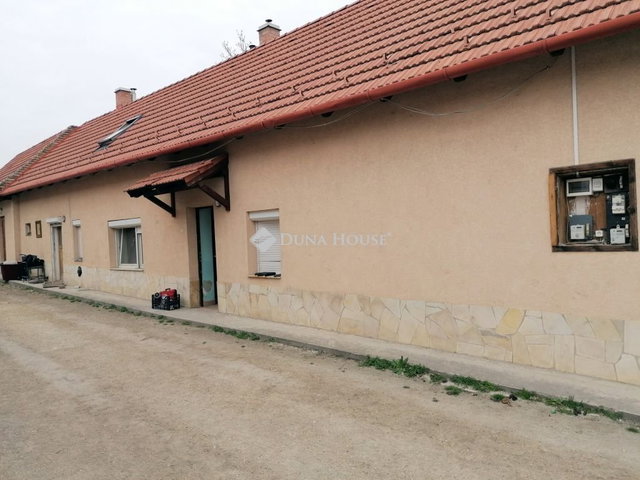 Eladó családi ház, Csákváron 24.9 M Ft, 4 szobás