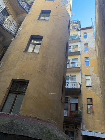 Eladó téglalakás, Budapesten, VI. kerületben 74.9 M Ft, 1 szobás