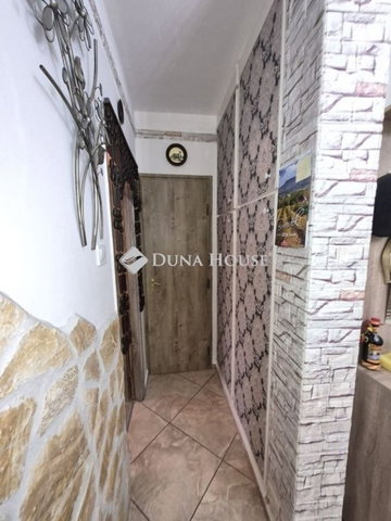 Eladó panellakás, Komlón 32.5 M Ft, 2 szobás