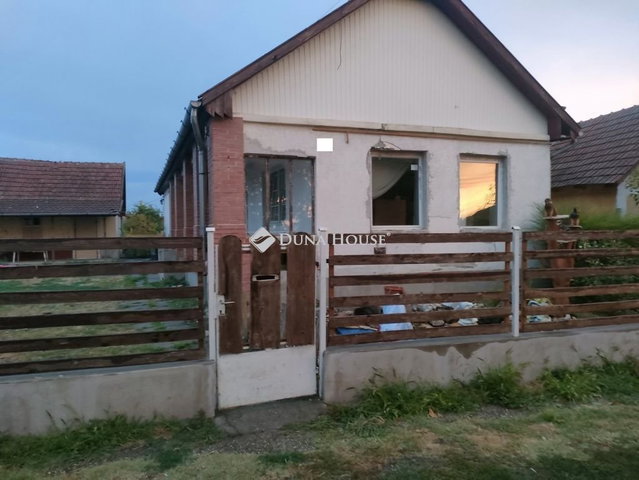 Eladó családi ház, Tápiószelén 25 M Ft, 2 szobás