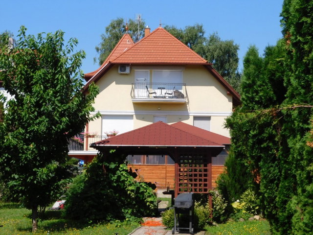 Eladó családi ház, Hévízen 172.899 M Ft, 12 szobás