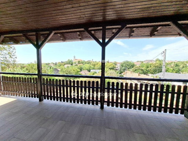 Eladó családi ház, Ercsiben 59.99 M Ft, 4 szobás