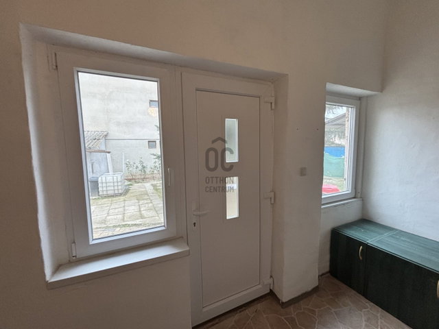 Eladó családi ház, Szegeden 31.9 M Ft, 1 szobás