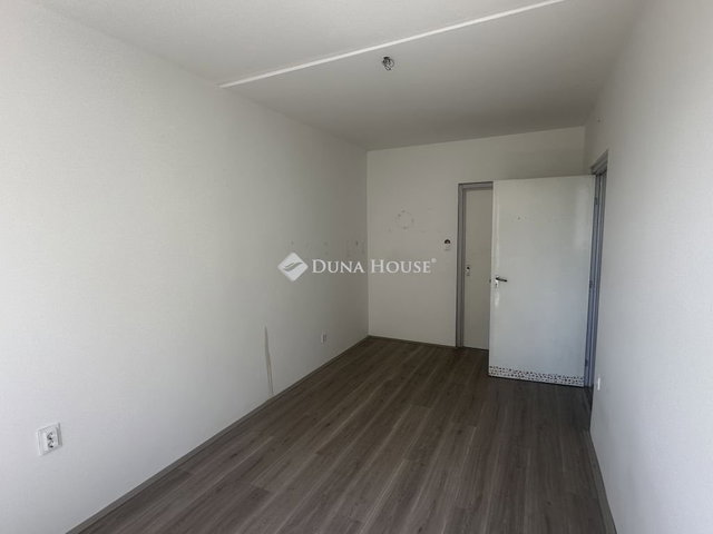 Eladó panellakás, Pécsett 45 M Ft, 3 szobás