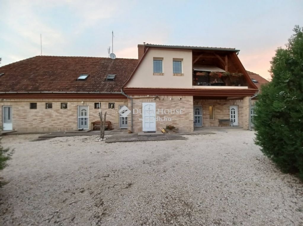 4 bed · 711m² · 349.900.000 ft
