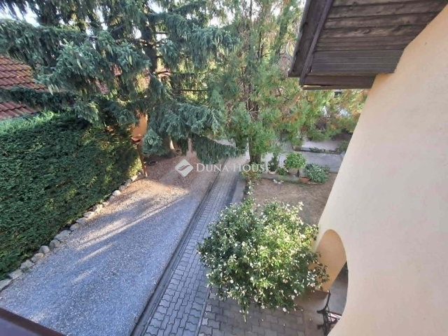 Eladó családi ház, Pécsett 129.9 M Ft, 9 szobás