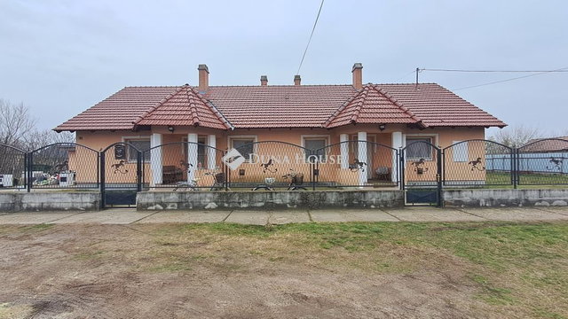 Eladó ikerház, Törtelen, Fűzfa úton 55 M Ft, 4 szobás