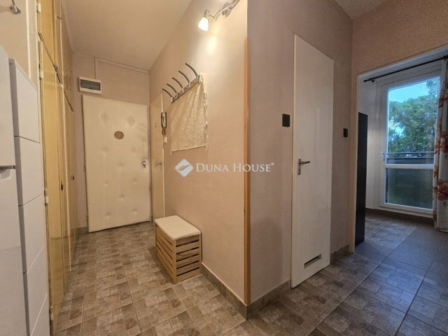 Eladó panellakás, Pécsett 47.99 M Ft, 2 szobás
