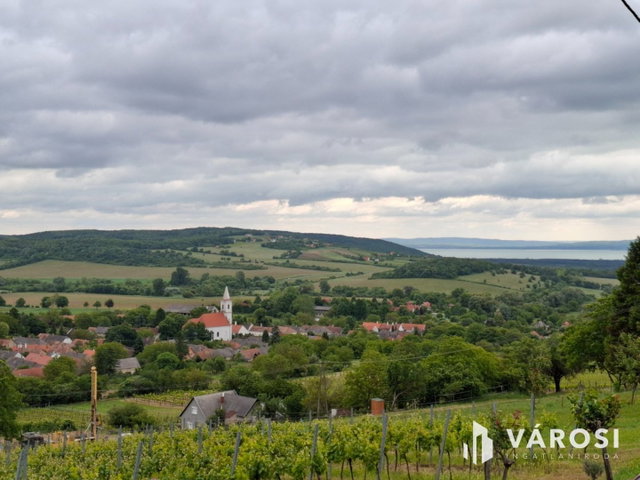 Eladó nyaraló, Balatoncsicsón 84.99 M Ft, 3 szobás