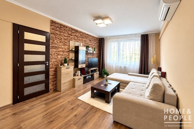 Eladó téglalakás, Hódmezővásárhelyen 60 M Ft, 4 szobás