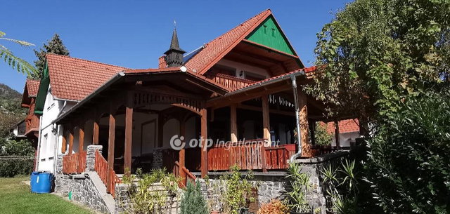 Eladó családi ház, Badacsonytomajon 189.9 M Ft, 8 szobás