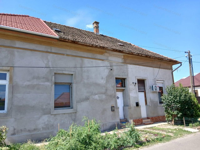 Eladó családi ház, Cegléden 26.9 M Ft, 1 szobás