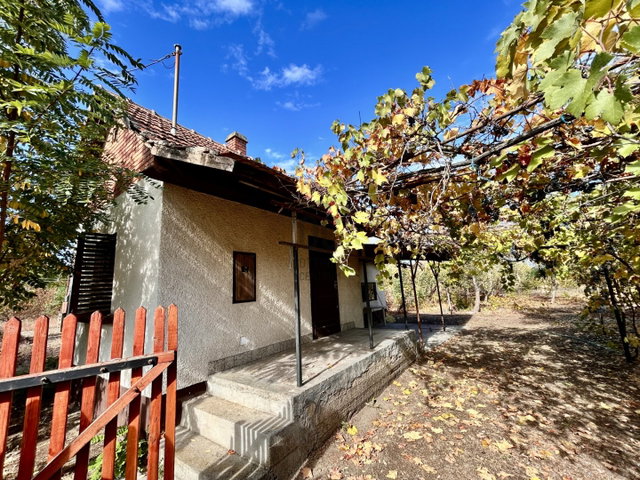 Eladó nyaraló, Csemőn 8.9 M Ft, 2 szobás / költözzbe.hu