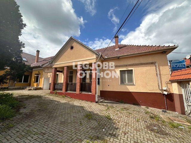 Eladó hotel, Cegléden 200 M Ft, 10 szobás / költözzbe.hu