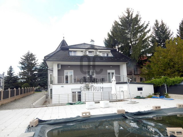 Eladó családi ház, Hévízen 550 M Ft, 11 szobás