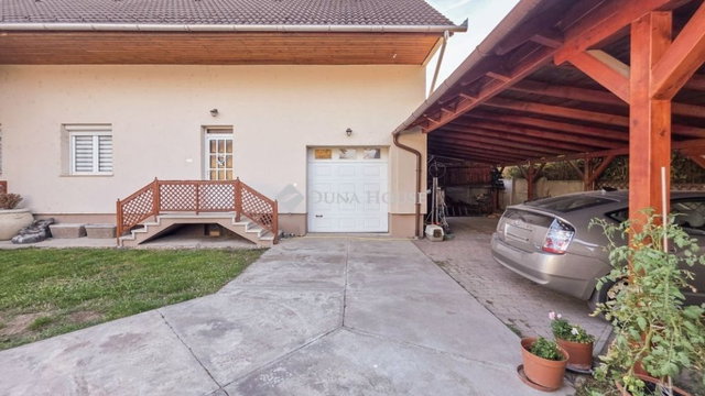 Eladó családi ház, Komáromban 105 M Ft, 5 szobás