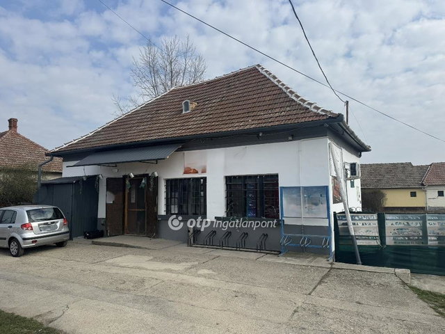 Eladó üzlethelyiség, Poroszlón 20 M Ft, 3 szobás