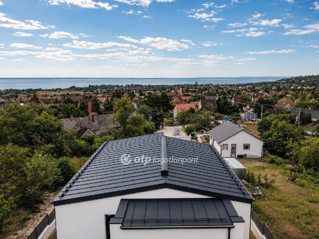 Eladó téglalakás, Balatonalmádiban 151 M Ft, 3 szobás