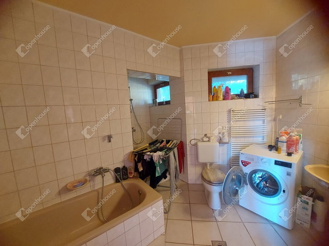 Eladó családi ház, Révfülöpön 160 M Ft, 8 szobás
