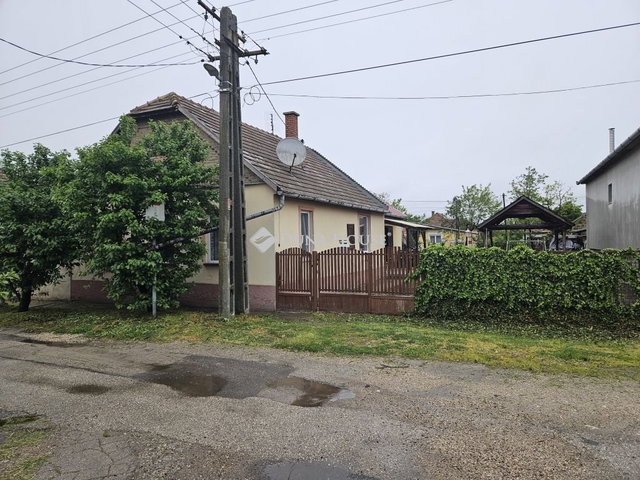 Eladó családi ház, Simontornyán 18 M Ft, 3 szobás