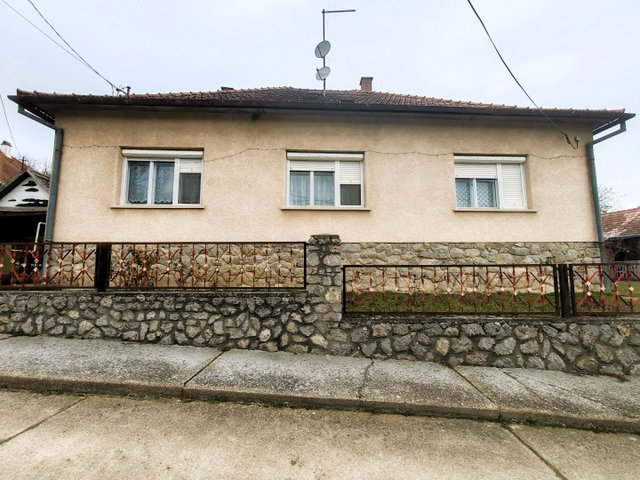 Eladó családi ház, Kismányokon 29.9 M Ft, 5 szobás