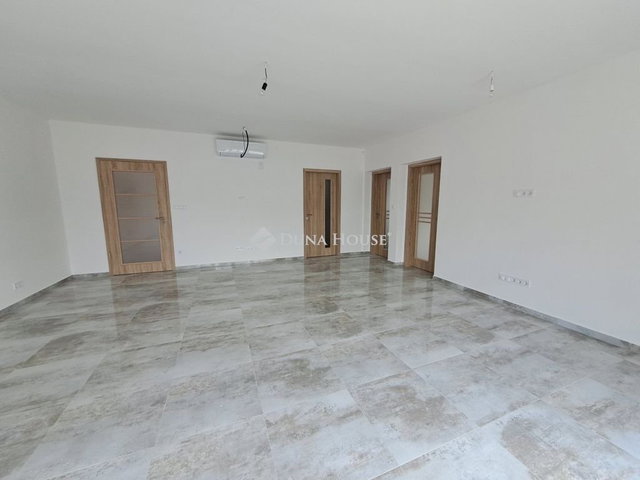Eladó családi ház, Pécsett 115.99 M Ft, 3 szobás