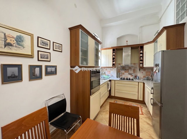 Eladó téglalakás, Budapesten, VI. kerületben, Nagymező utcában