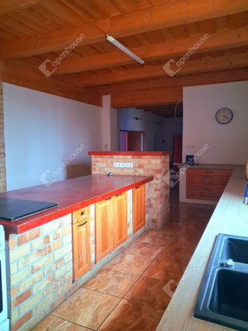 Eladó családi ház, Komáromban 131.2 M Ft, 7 szobás