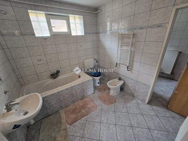 Eladó családi ház, Székesfehérvárott 299.991 M Ft, 9 szobás