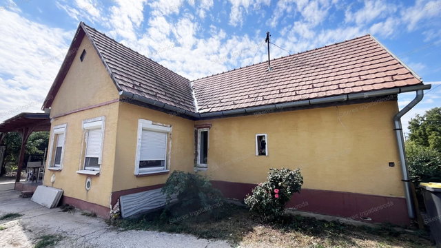 Eladó családi ház, Ácson 59.9 M Ft, 2+1 szobás