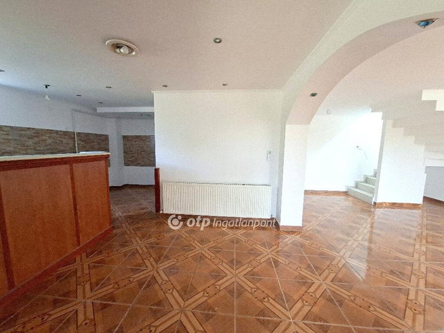 Eladó családi ház, Ercsiben 59.99 M Ft, 4 szobás
