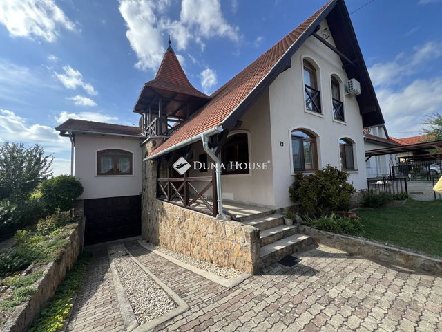 Eladó családi ház, Balatonbogláron 149.9 M Ft, 7 szobás