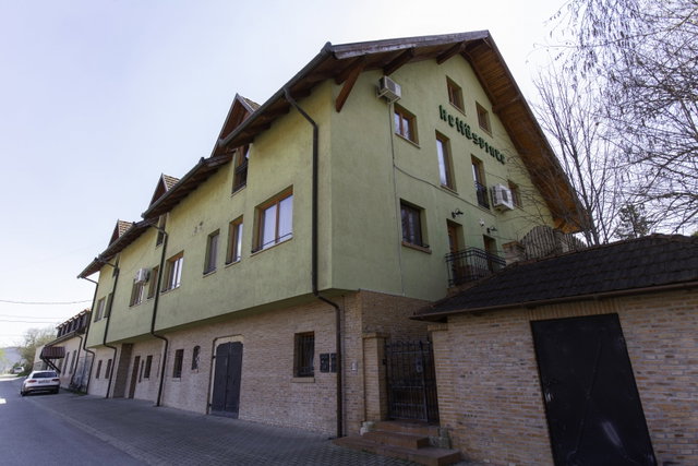 Eladó családi ház, Esztergomban 388 M Ft, 27 szobás