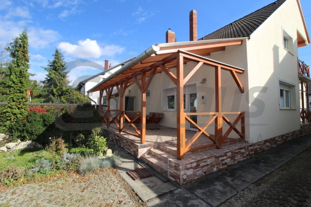 Eladó családi ház, Pápán 135 M Ft, 5+1 szobás