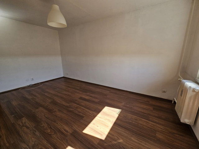 Eladó panellakás, Pápán 31.9 M Ft, 1+1 szobás
