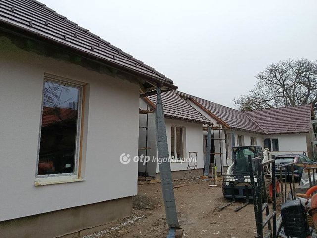 Eladó ikerház, Szekszárdon 83 M Ft, 2+2 szobás