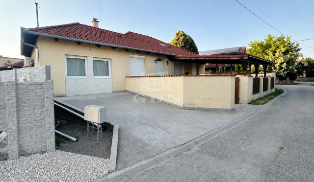 Eladó családi ház, Százhalombattán 148.5 M Ft, 1+5 szobás