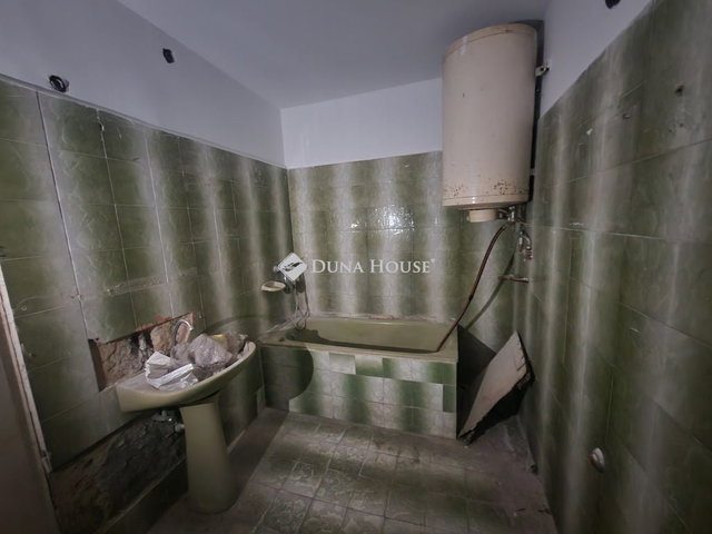 Eladó családi ház, Garén 9.99 M Ft, 2 szobás