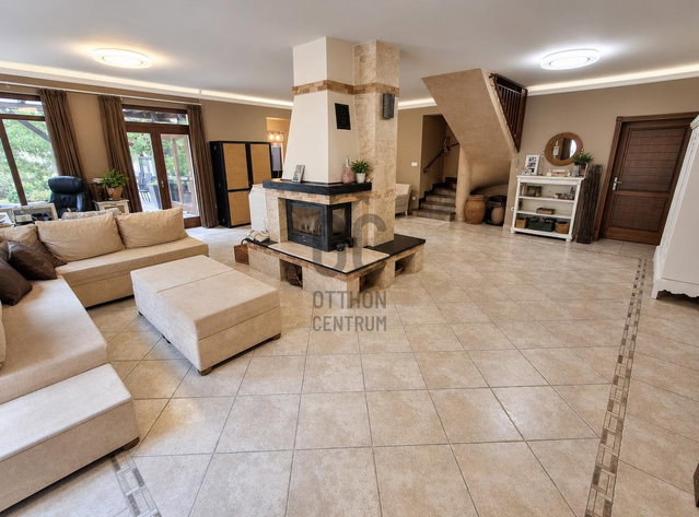 Eladó családi ház, Cegléden 250 M Ft, 5 szobás