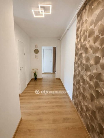 Eladó panellakás, Komlón 29.9 M Ft, 2+1 szobás