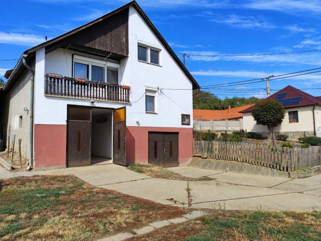 Eladó családi ház, Szekszárdon, Szőlő utcában 61 M Ft