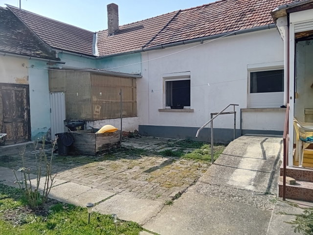 Eladó családi ház, Keszthelyen 29.5 M Ft, 1+2 szobás