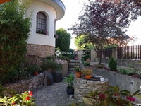 Eladó családi ház, Veszprémben 300 M Ft, 7 szobás