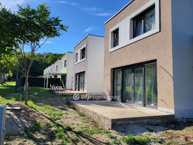 Eladó családi ház, Balatonföldváron 108 M Ft, 4 szobás